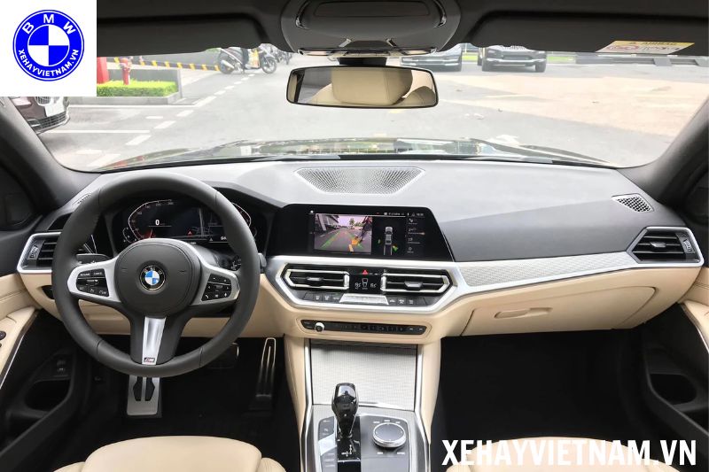 Vô lăng và khoang lái của BMW 330i M Sport