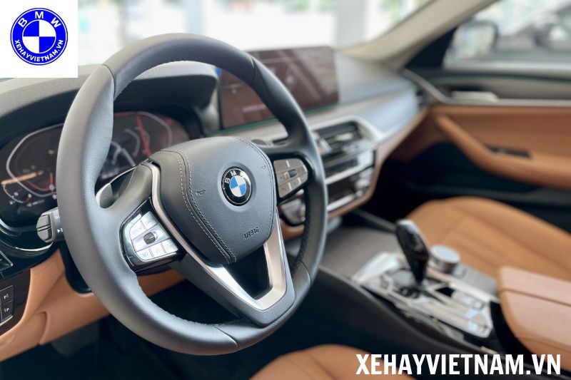 Khoang lái của BMW 520i được thiết kế đậm màu thể thao