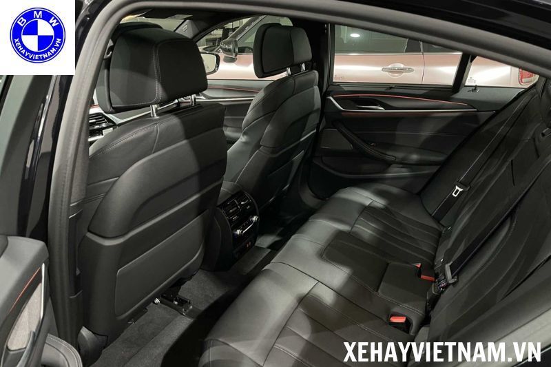 BMW 530i M Sport tạo cảm giác rộng rãi ở hàng ghế sau nhờ chiều dài vượt trội của trục cơ sở